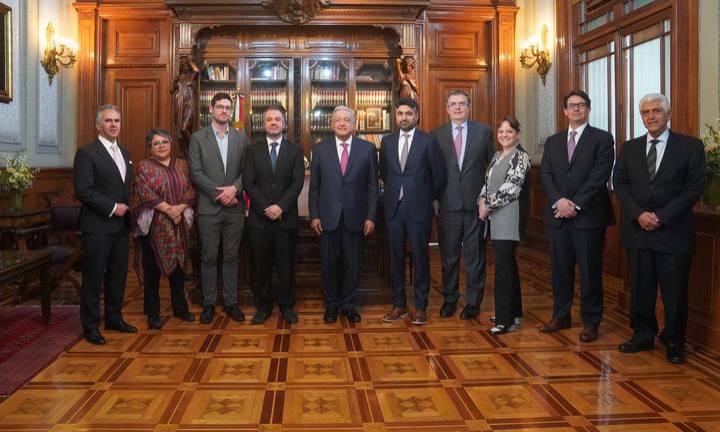 AMLO se reunió con directivos y técnicos de Tesla.