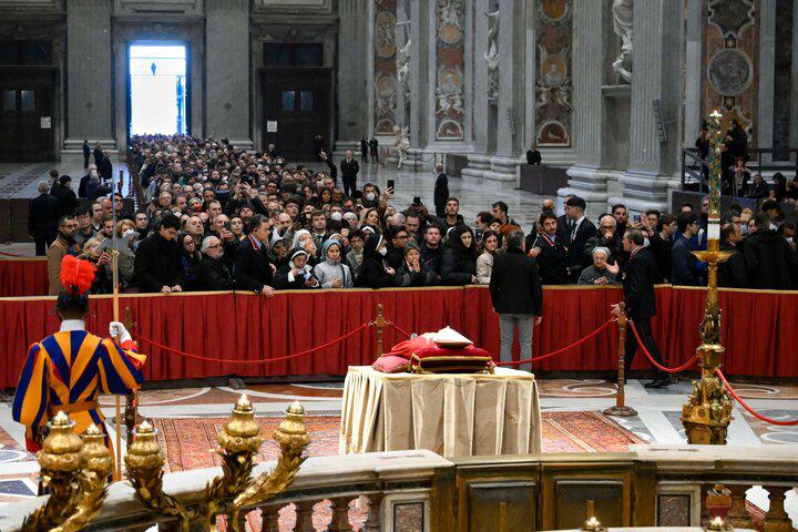 Miles de personas acuden a la capilla ardiente donde yace Benedicto XVI