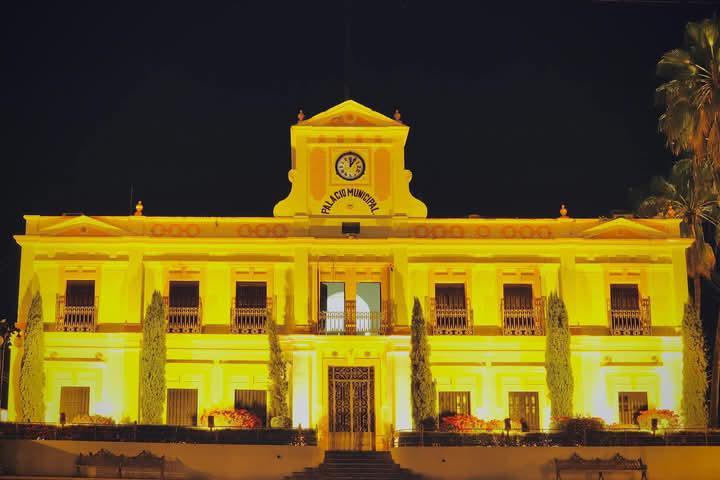 Palacio Municipal de Rosario se ilumina de amarillo en honor a la lucha contra el cáncer infantil