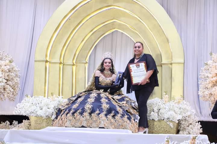 Karla Murray es designada poetiza laureada en la Feria de la Primavera en Rosario