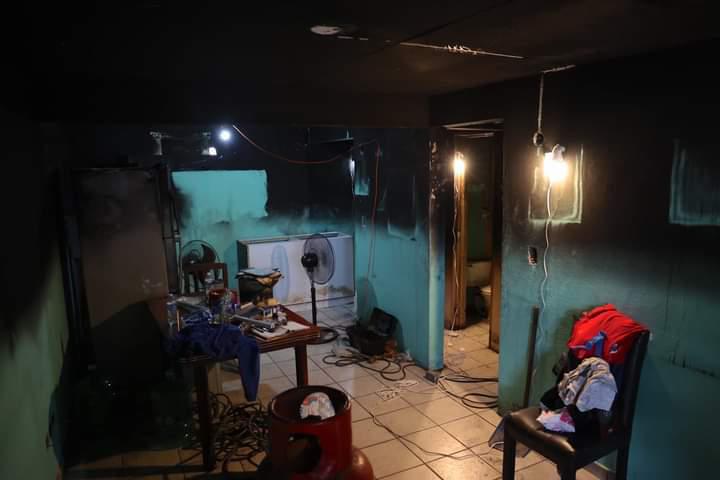 Se incendia casa en Culiacán tras caída de rayo; Gobierno estatal les apoya