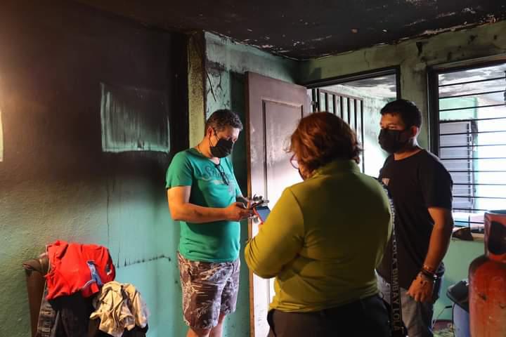 $!Se incendia casa en Culiacán tras caída de rayo; Gobierno estatal les apoya