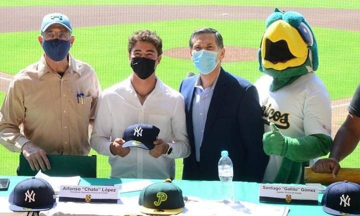 Santiago “El Gallito” Gómez durante la firma con Yanquis.