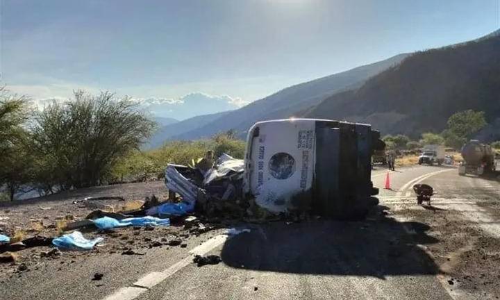 Un camión de pasajeros que trasladaba a un grupo de migrantes a la Ciudad de México se volcó sobre la autopista en Oaxaca y dejó 18 personas fallecidas.
