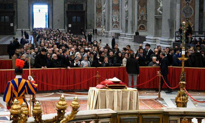 Miles de personas acuden a la capilla ardiente donde yace Benedicto XVI