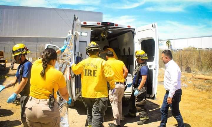 Persona del Protección Civil atendió al soldador herido en las bodegas de granos.