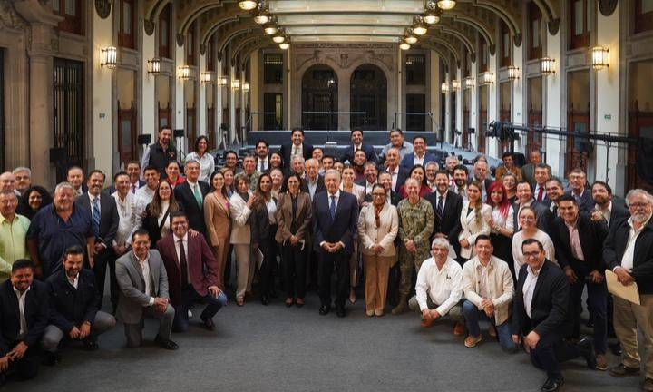 AMLO se reunió con gobernadores, secretarios del gabinete y Servidores de la Nación.