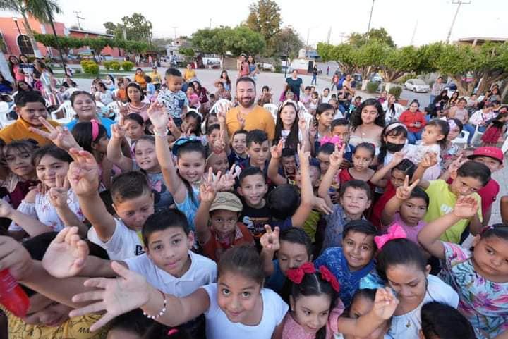 $!Director del Instituto de Cultura de Mazatlán lleva festejos a niños y mamás ¡en El Huajote, Concordia!