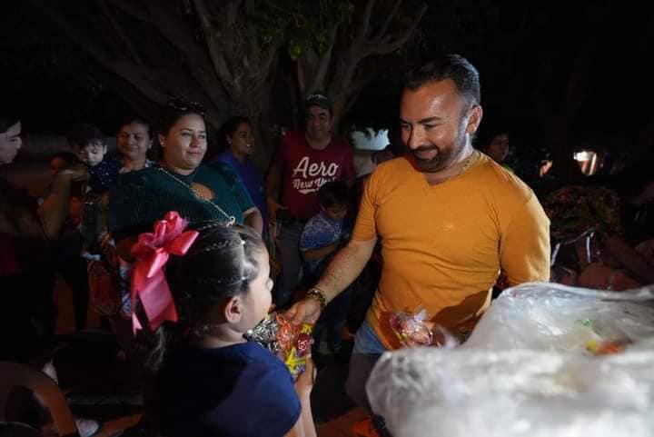 $!Director del Instituto de Cultura de Mazatlán lleva festejos a niños y mamás ¡en El Huajote, Concordia!