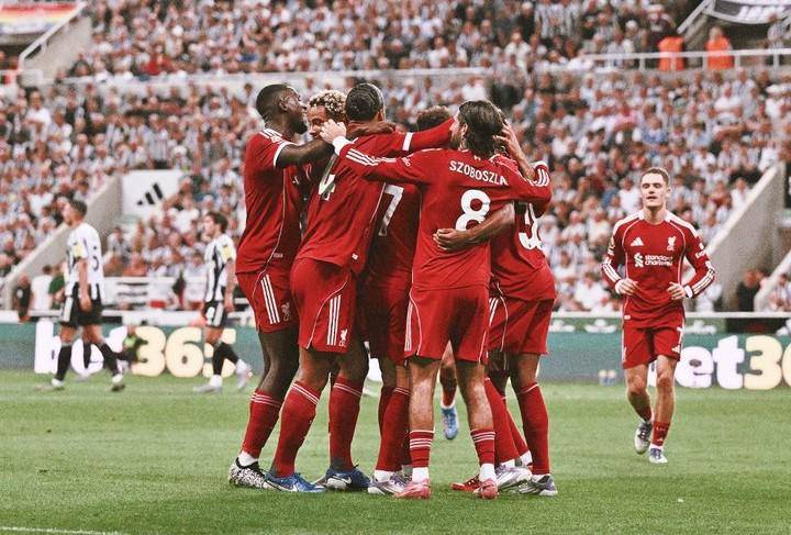 Liverpool sigue perfecto pese a valiente intento de remontada de Newcastle