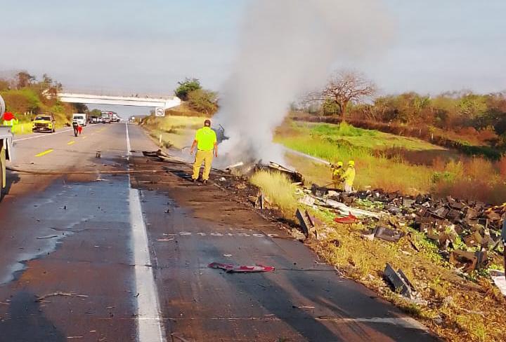 $!Tráiler termina incendiado sobre la autopista Tepic-Mazatlán, cerca de Rosario