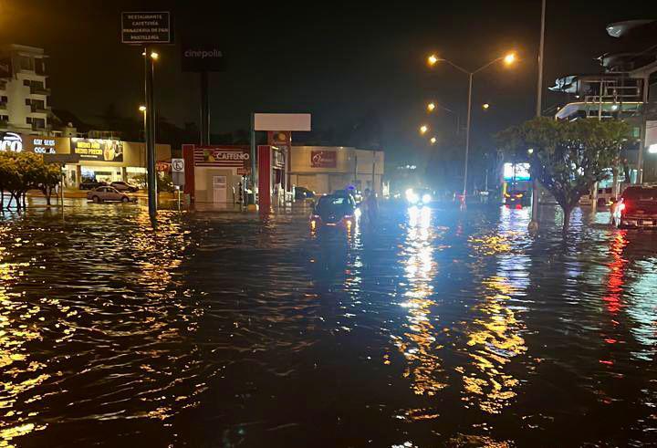 $!Autos varados y vialidades cerradas dejan lluvias del viernes en Mazatlán