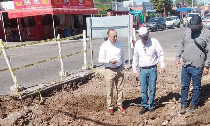 El Alcalde de Ahome supervisó los daños en cruces viales de Los Mochis y ordenó trabajos para reparar el pavimento y corregir fallas en el subsuelo.