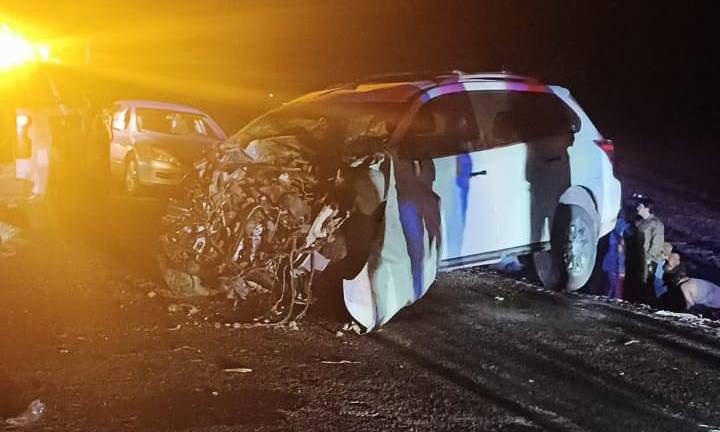 Paramédicos y bomberos atendieron a los heridos tras el choque frontal ocurrido en la zona rural de Ahome.