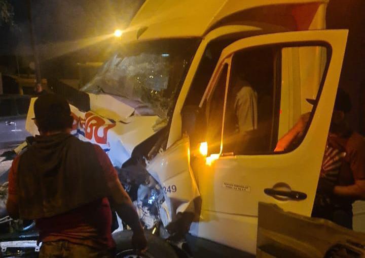 $!Chófer queda prensado tras chocar contra pipa en el Venadillo en Mazatlán