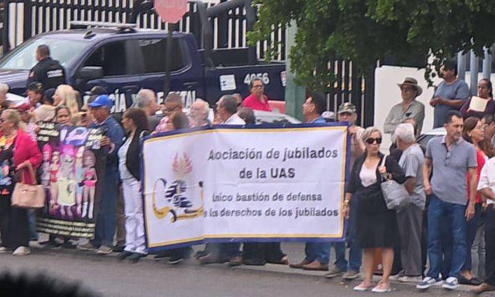 Integrantes de la Asociación de Jubilados y el Frente de Defensa de los Derechos Laborales de la UAS se manifestaron este jueves en el Congreso del Estado.