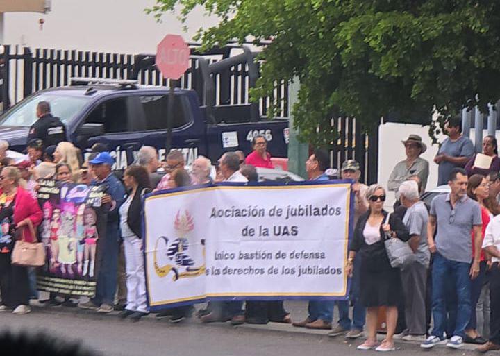 $!Jubilados de la UAS se manifiestan en el Congreso de Sinaloa; exigen pago de aguinaldos