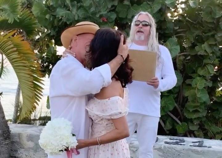 Renuevan votos Bruce Willis y Emma Heming