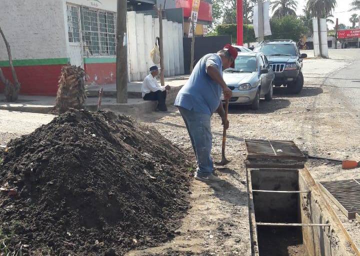 Para prevenir inundaciones, en Guasave limpian alcantarillas y colectores pluviales