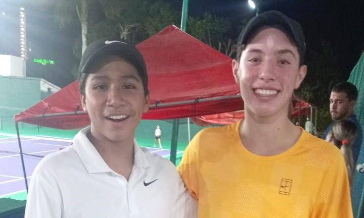 Édgar Moreno, aquí con Jerónimo Velazco, se impuso en su encuentro en el Nacional G2 Sinaloa de tenis.