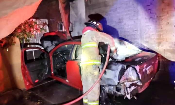 El caso de este sábado se registró durante la madrugada en un domicilio del Fraccionamiento Mar de Cortés, donde supuestamente alguien le prendió fuego a un Chevrolet Aveo de color rojo modelo 2015.