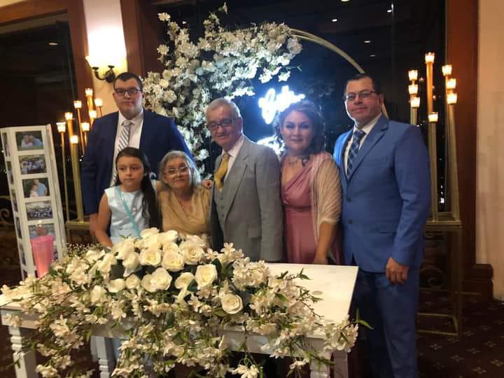 $!Con su hija Nelly Sánchez, su yerno José Alfredo Beltrán y sus nietos Luis Alfredo y María Alejandra Beltrán Sánchez.