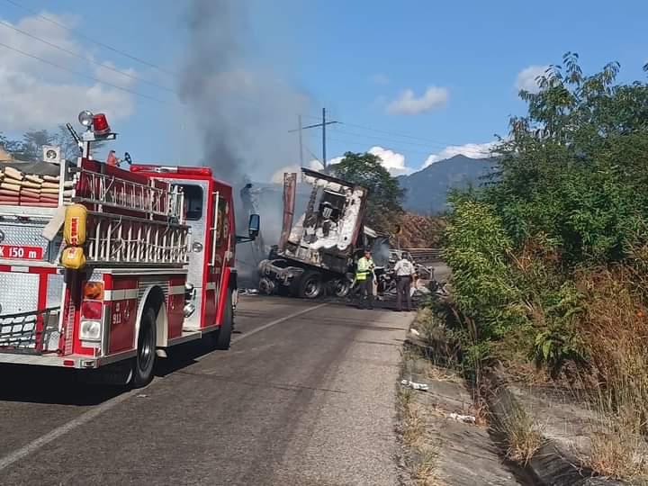 $!Restablecen circulación en la Durango-Mazatlán tras choque e incendio de tráiler