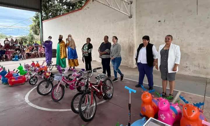 Diferentes regalos se repartieron a los niños de las comunidades.