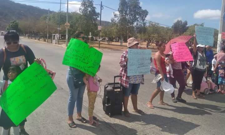Madres de familia del kinder de Santa Teresa bloquean la Avenida de los Reyes en busca de ayuda urgente para tener luz en el plantel.