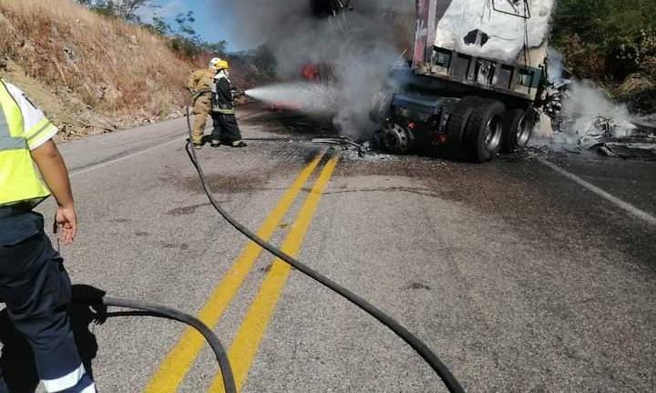 El accidente ocurrió a las 14:30 horas, en el kilómetro 184 de la Autopista Durango-Mazatlán, a la altura de Santa Lucía, Concordia.