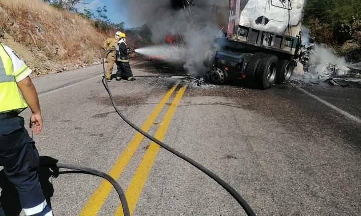 Restablecen circulación en la Durango-Mazatlán tras choque e incendio de tráiler