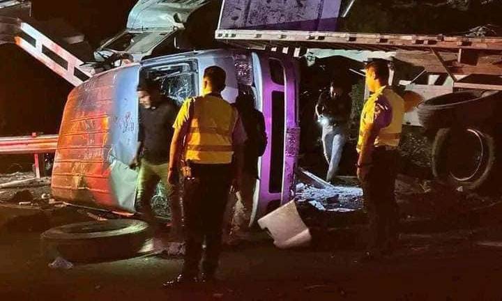 Los primeros reportes indican que el tráiler se quedó sin frenos y se impactó contra la camioneta en la Autopista del Sol.