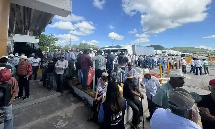 Protesta de agricultores en casetas de cobro en Sinaloa.