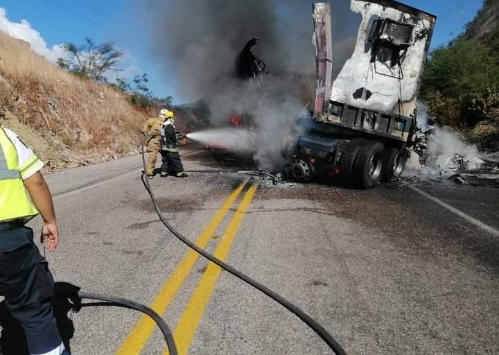 Restablecen circulación en la Durango-Mazatlán tras choque e incendio de tráiler