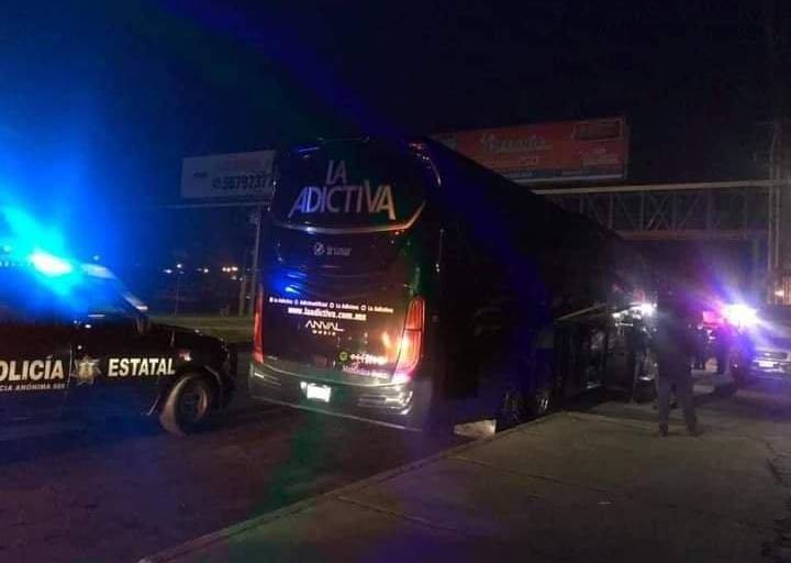 Atacan a balazos autobús de La Adictiva al salir de un concierto en Metepec