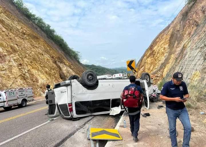 Vuelca camioneta con 8 niños y 8 adultos en la Mazatlán-Durango