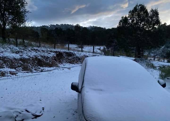 Nevado amanecer sorprende a la comunidad de Santa Gertrudis, en Badiraguato