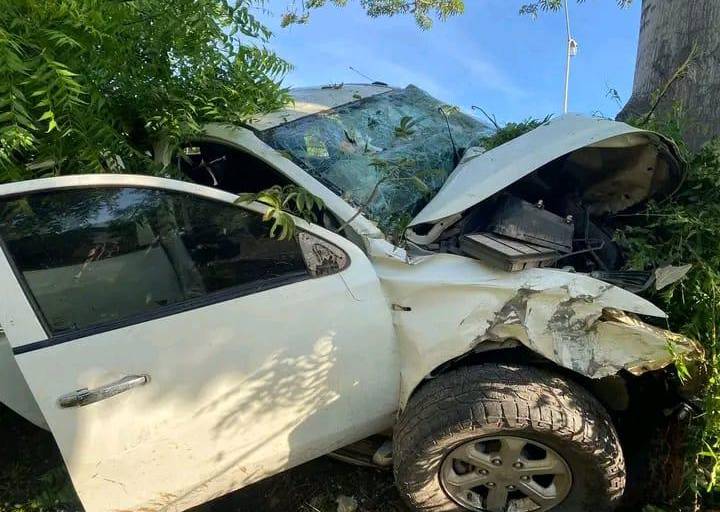 Conductor muere tras chocar contra un árbol al sur de Mazatlán