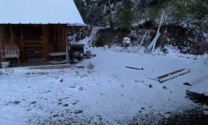 Debido a la primera tormenta invernal de la temporada, la comunidad de Santa Gertrudis, en Badiraguato, amaneció cubierta de nieve este miércoles.