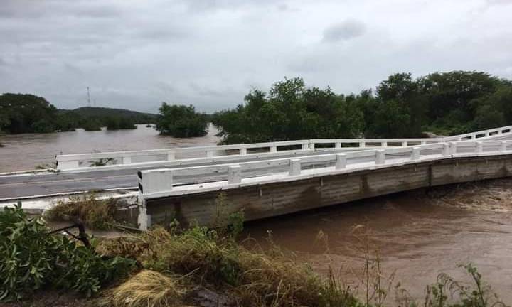 Se desploma puente El Quelite en la carretera libre de Mazatlán a Culiacán