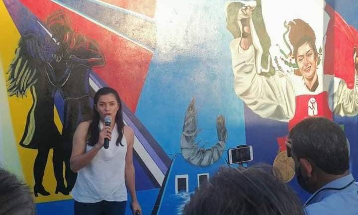 María del Rosario Espinoza fue a La Brecha a inaugurar el mural.