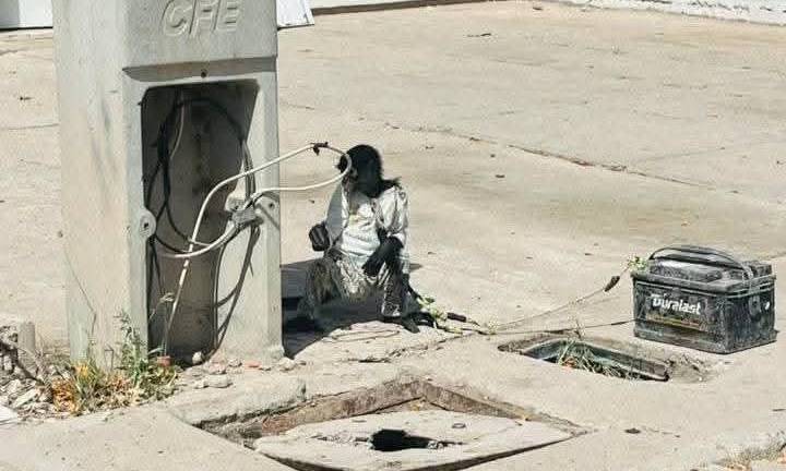 El mono araña estaba atado bajo el rayo del sol, junto a una batería en una vivienda del sector Urbi Villa del Rey.
