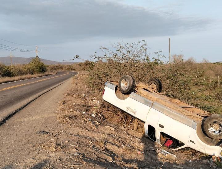 $!Vuelca camioneta en la zona de pesca de Rosario