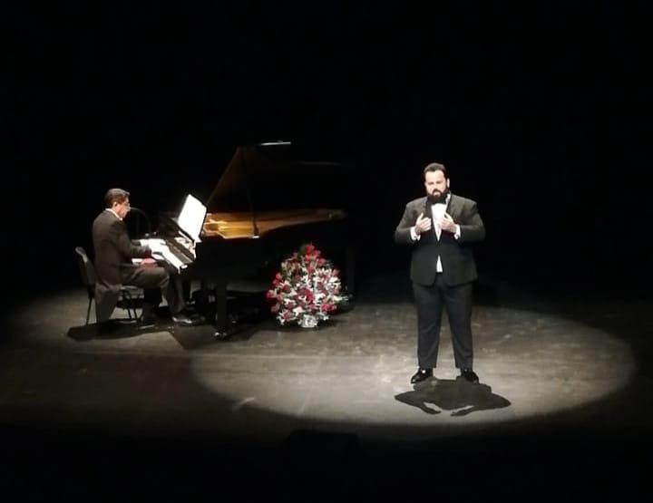 $!El mazatleco interpretó dos grandes melodías.