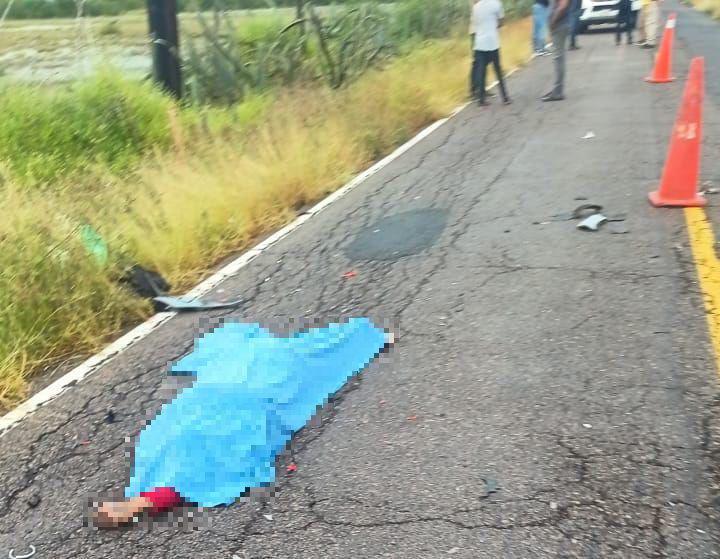 $!Muere motociclista al chocar contra vehículo en la carretera estatal al Caimanero, municipio de Rosario