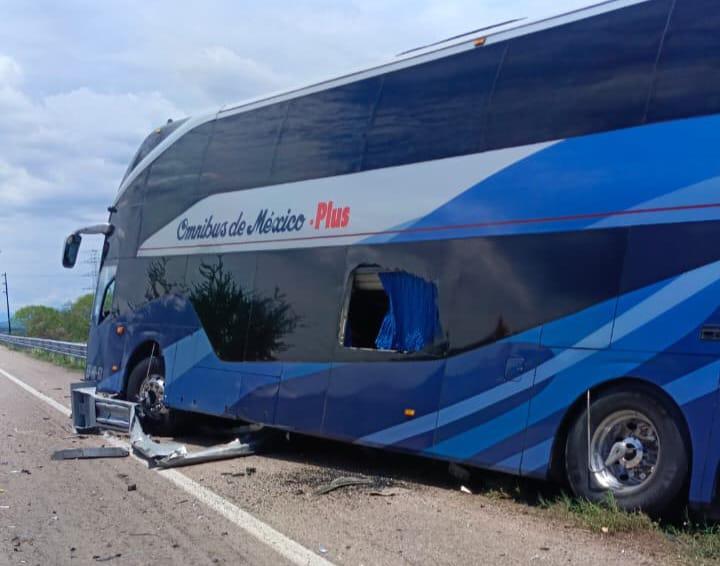 $!Autobús de pasajeros choca en la autopista Durango-Mazatlán; dos personas quedan heridas y atrapadas