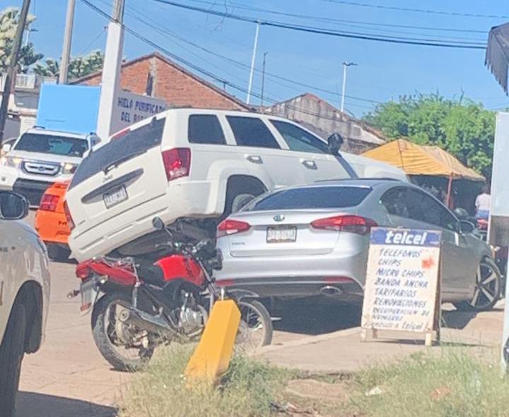 Conductora pierde el control y arrolla vehículo en la cabecera de Rosario