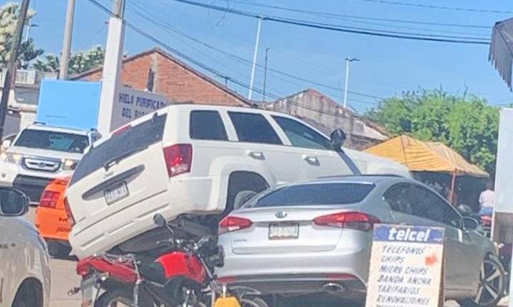 Conductora pierde el control y arrolla vehículo en la cabecera de Rosario