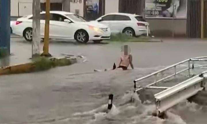 Joven se adentra a la corriente pluvial, en Culiacán.