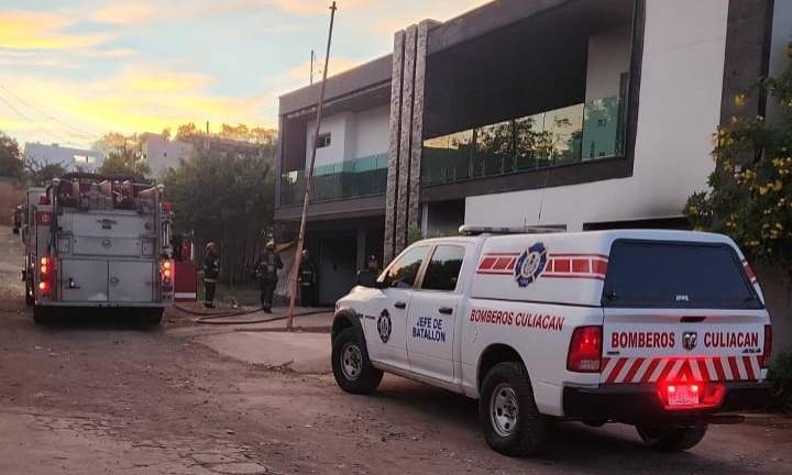 Bomberos controlan incendio intencional en vivienda de Colinas del Humaya; solo daños materiales.